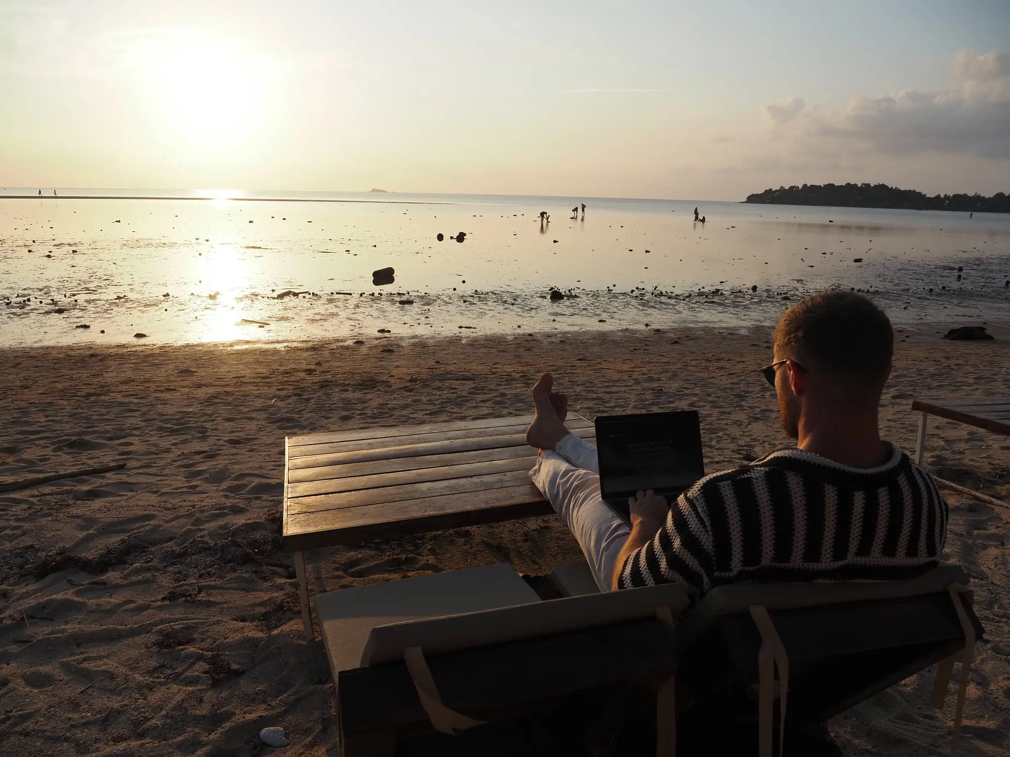 Arbeiten am Laptop in einer Strandbar