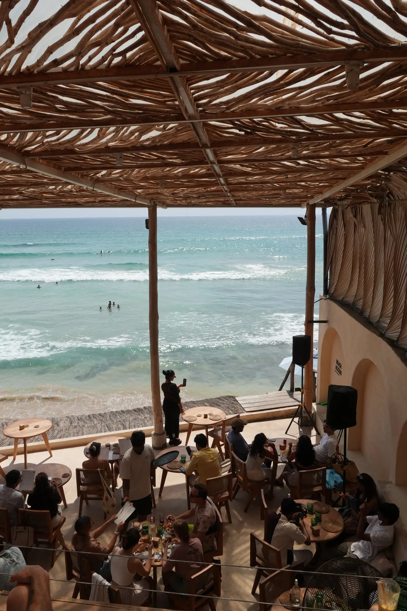 Strandcafé mit Blick aufs Meer