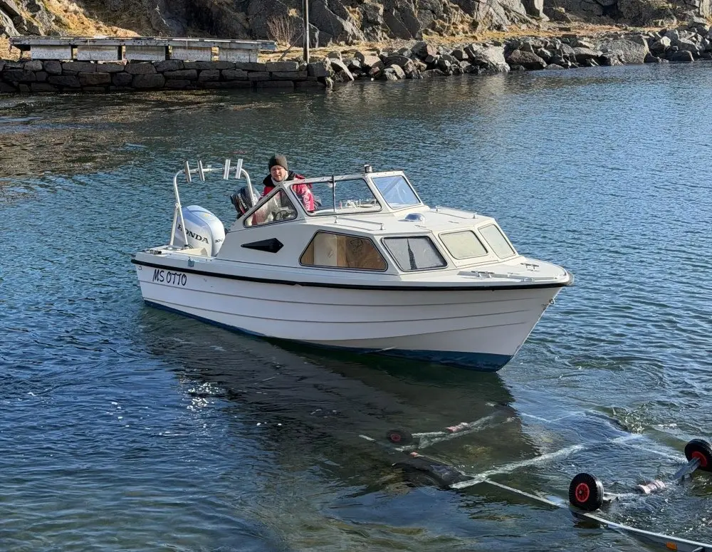 Tim fährt mit einem kleinen Motorboot durch eine Bucht in Norwegen