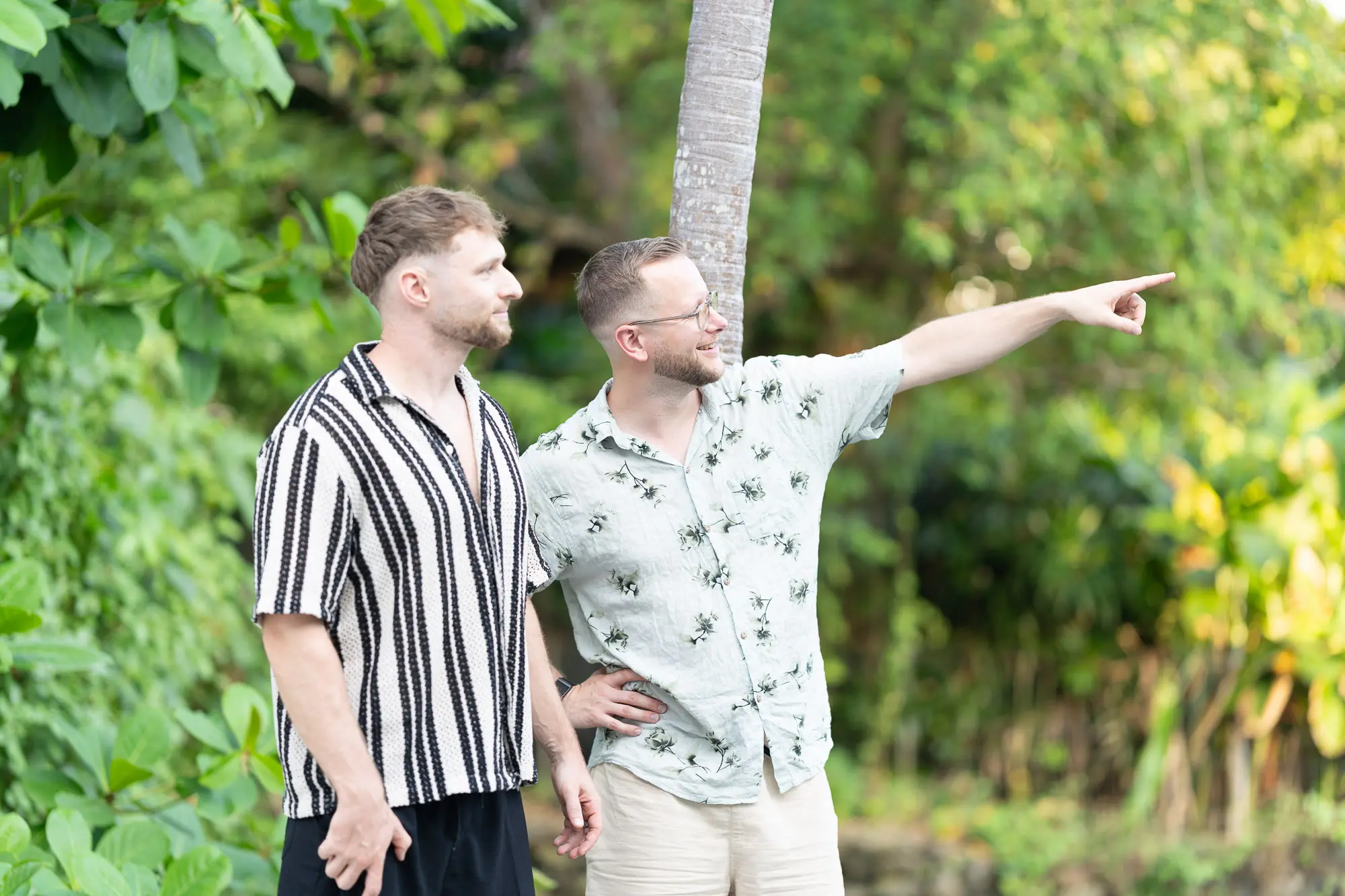 Tim zeigt Felix etwas in der Ferne