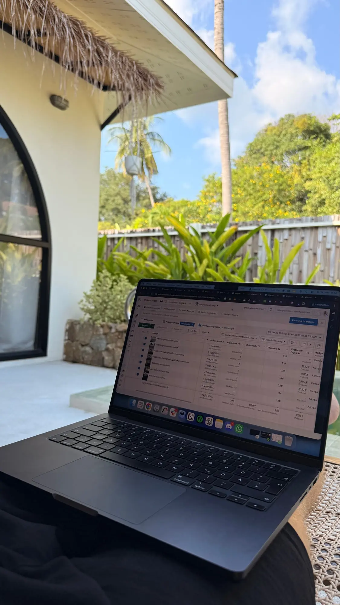 Laptop mit Tabelle vor einem Pool