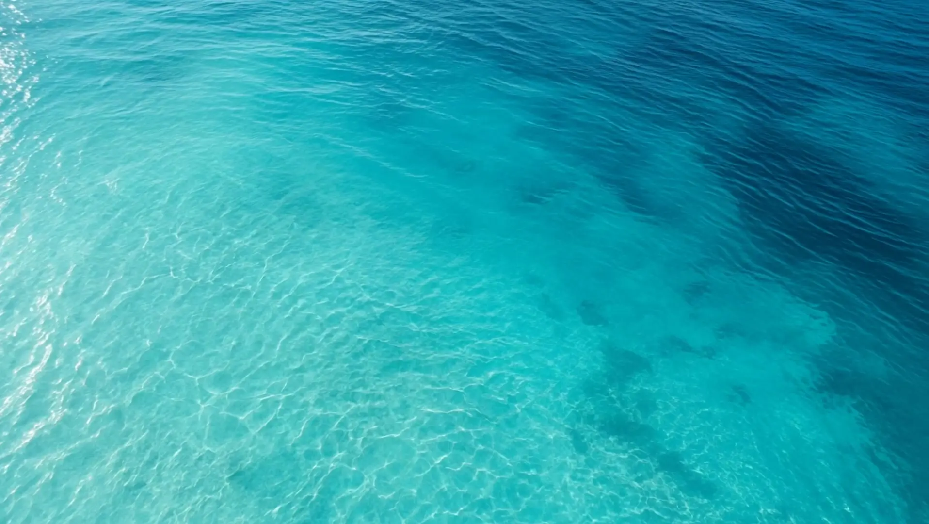 Türkises, klares Meerwasser von oben