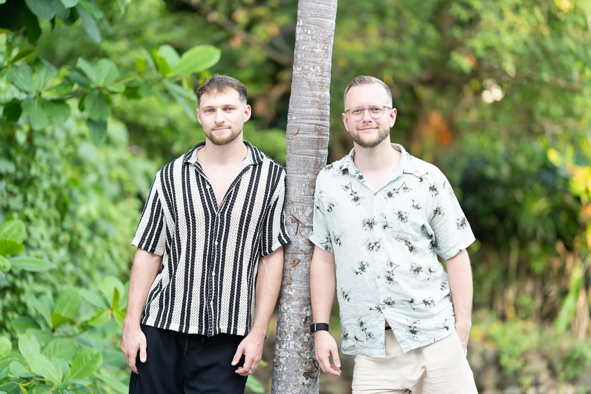 Felix und Tim stehen nebeneinander an einer Palme auf Bali
