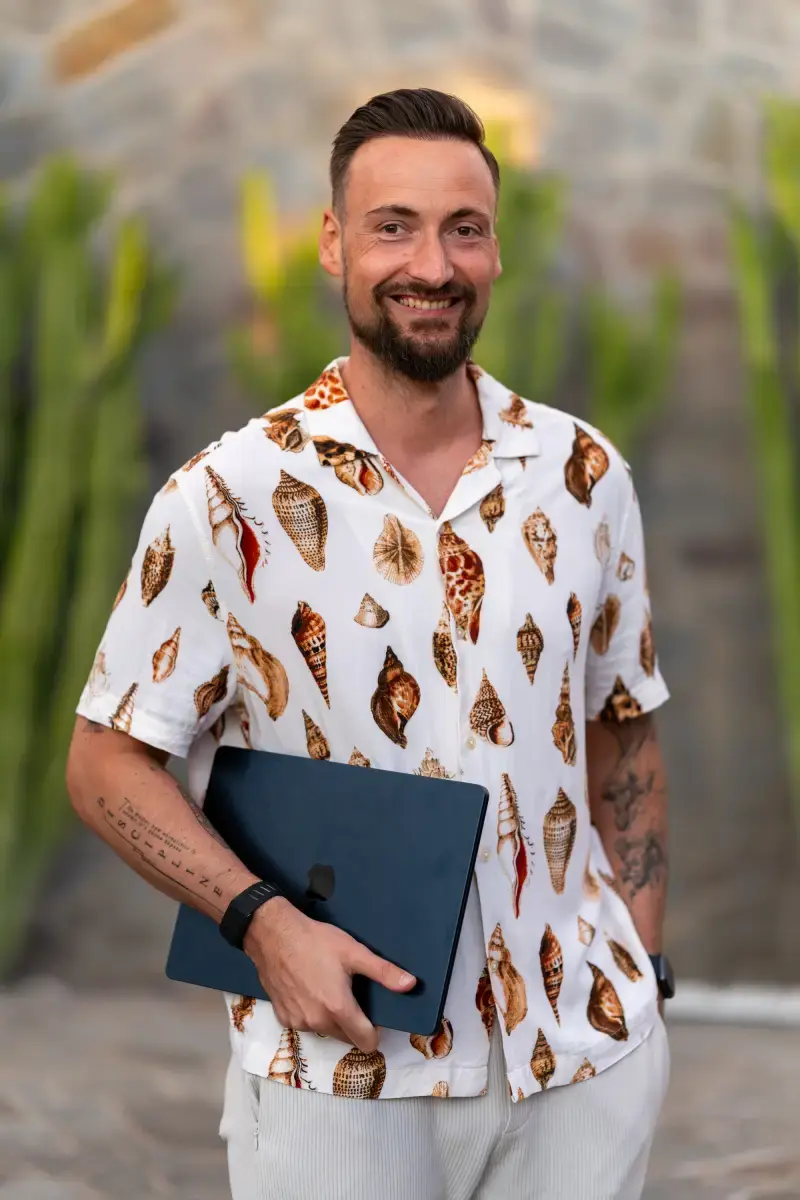 Enrico am Laptop auf Teneriffa