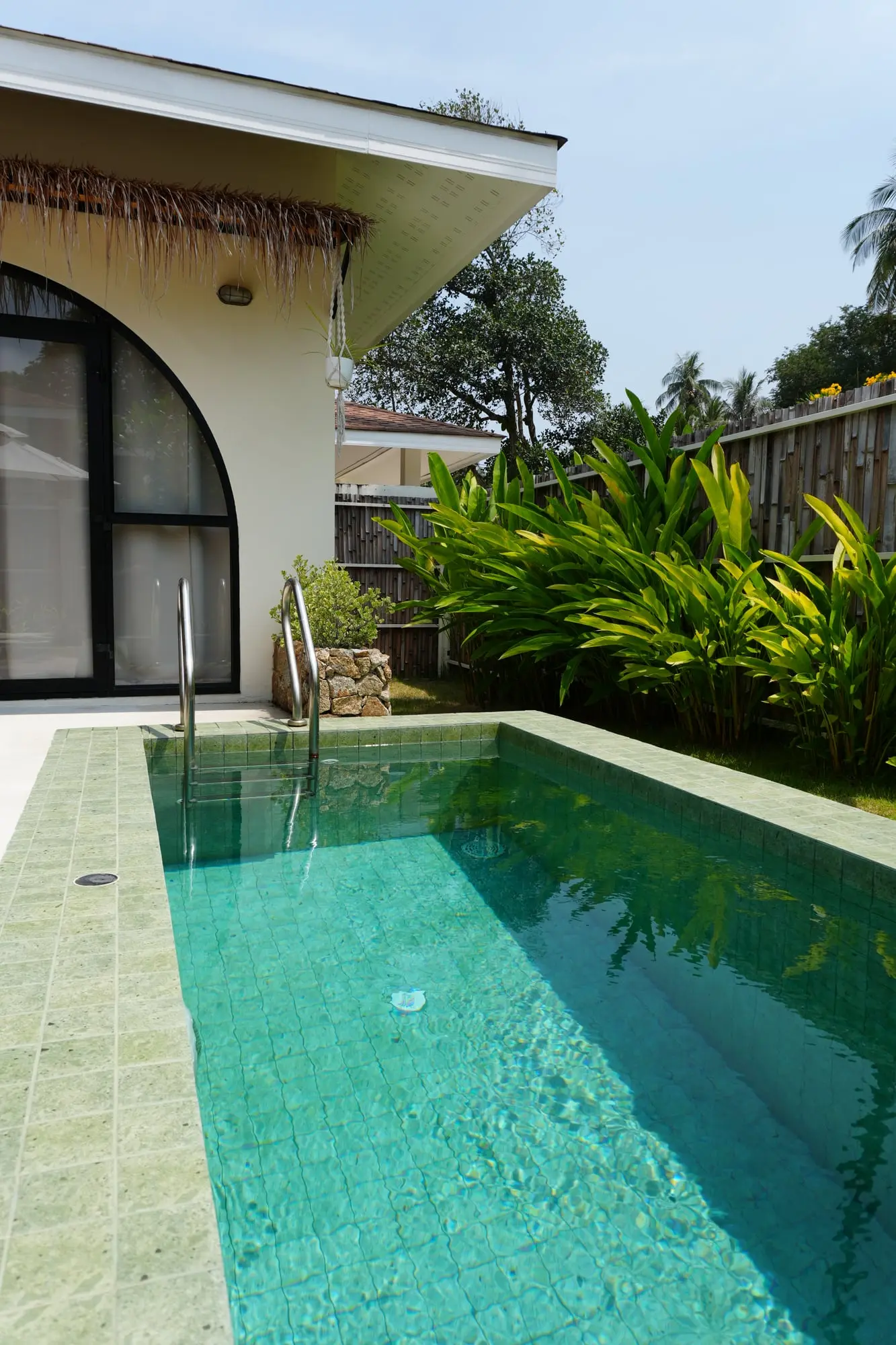 Pool einer Villa im Grünen