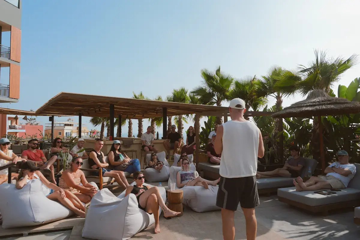 Tim spricht vor der Gruppe am Pool