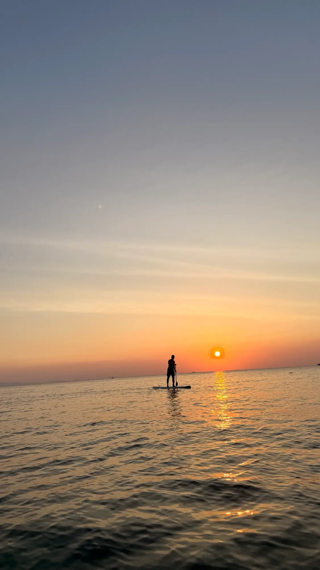 Stand-up-Paddler im Sonnenuntergang
