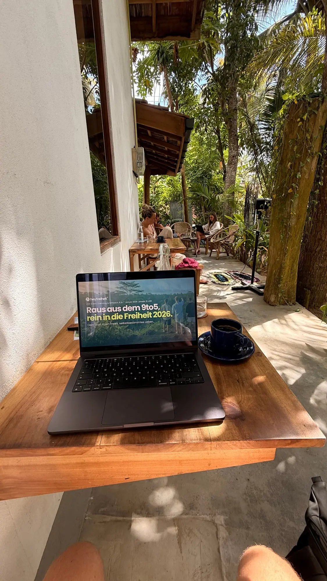 Laptop und Kaffee auf einem Café-Tisch