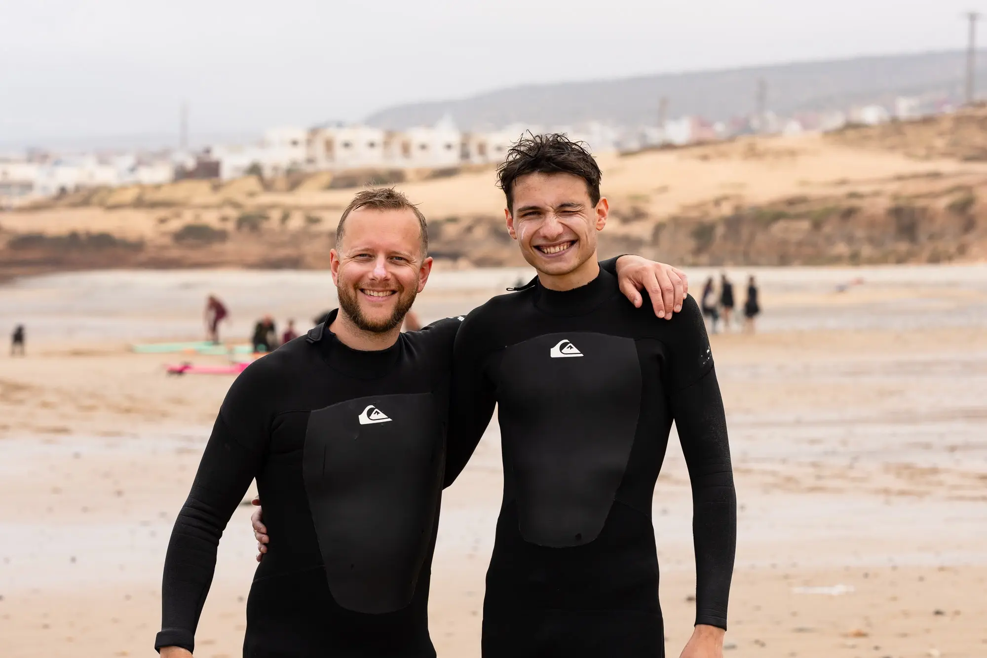 Tim und Franz im Neoprenanzug am Strand in Marokko