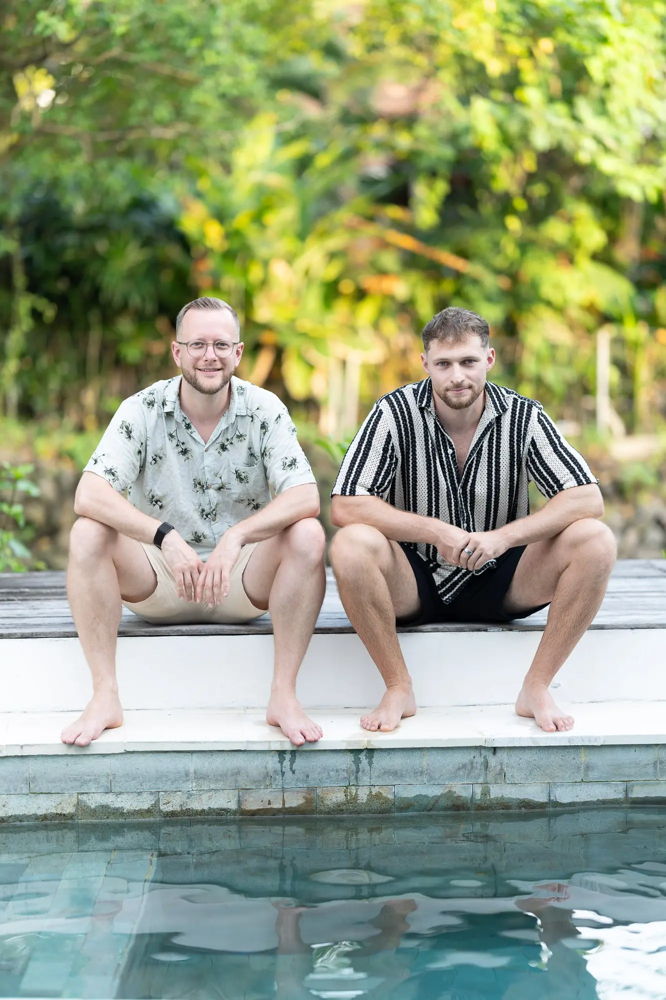 Tim und Felix sitzen am Poolrand