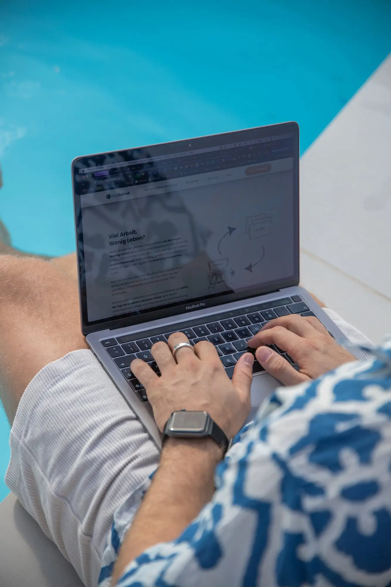 Hände tippen auf einem Laptop