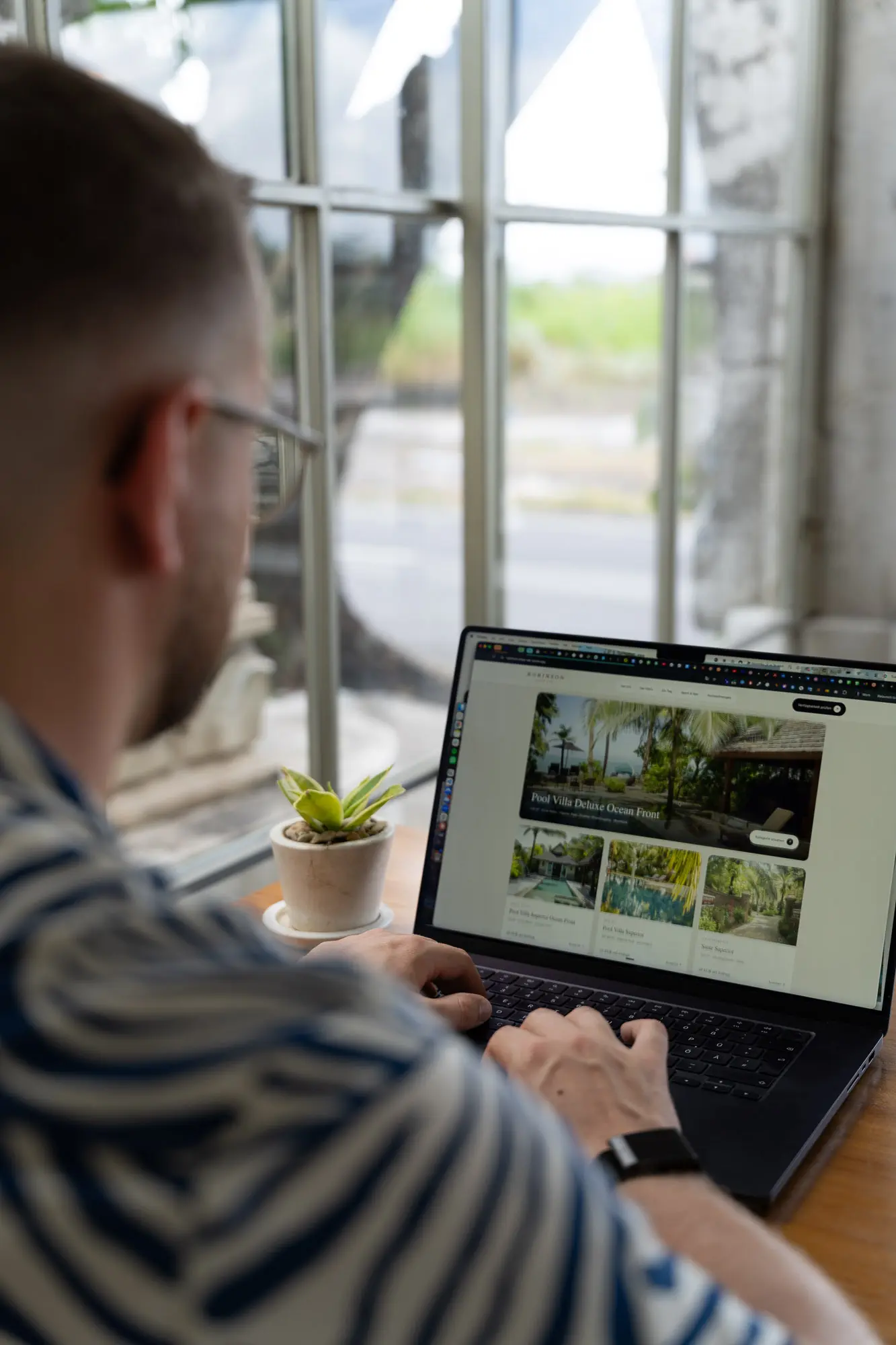 Tim baut am Laptop eine Website für einen Kunden