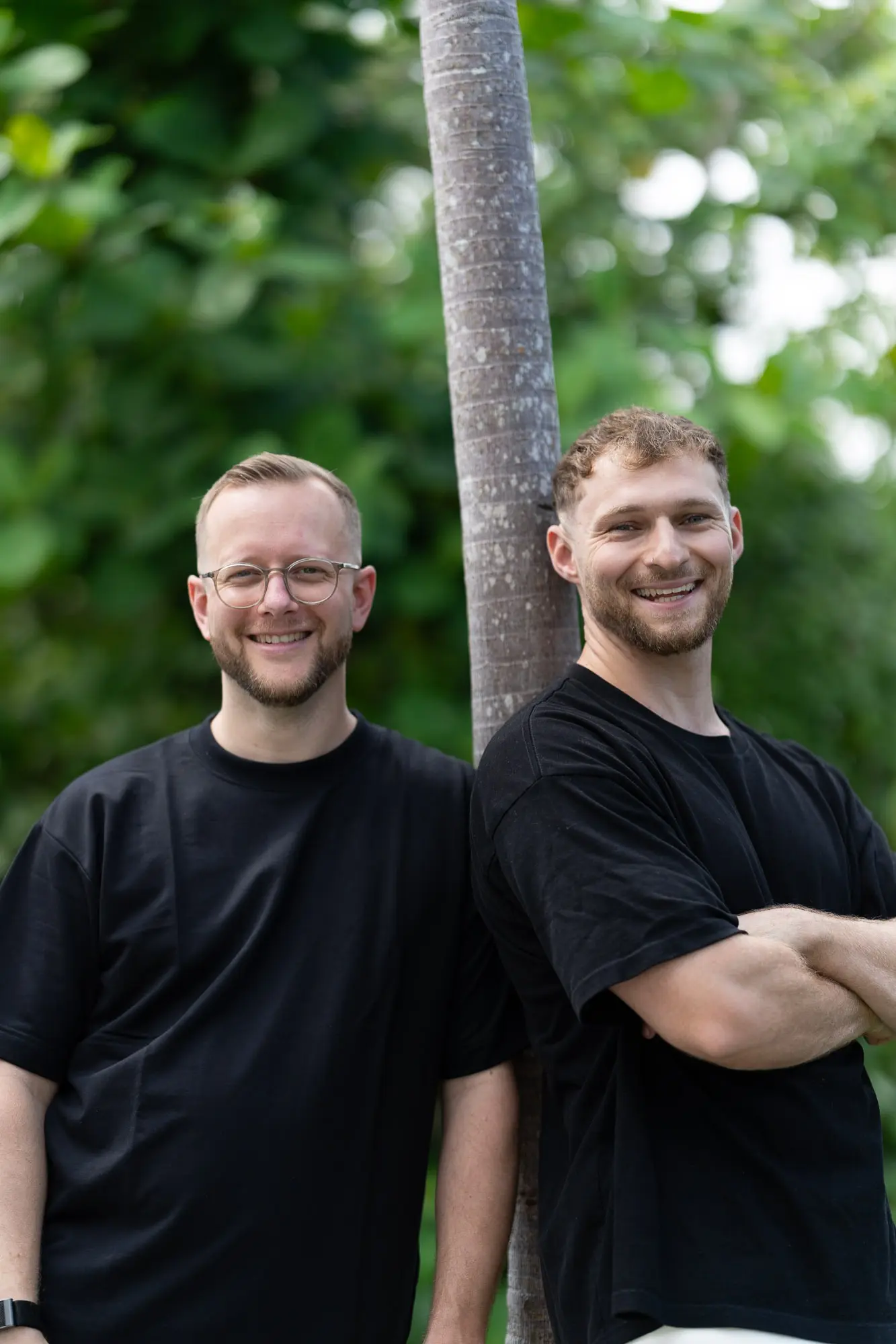 Tim und Felix stehen lachend nebeneinander