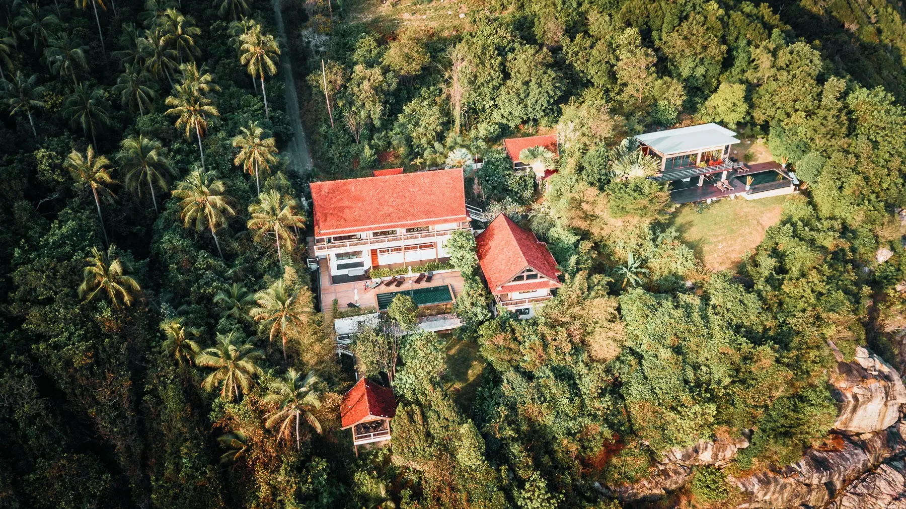 Unsere gemietete Villa in Thailand von oben, umgeben von Palmen